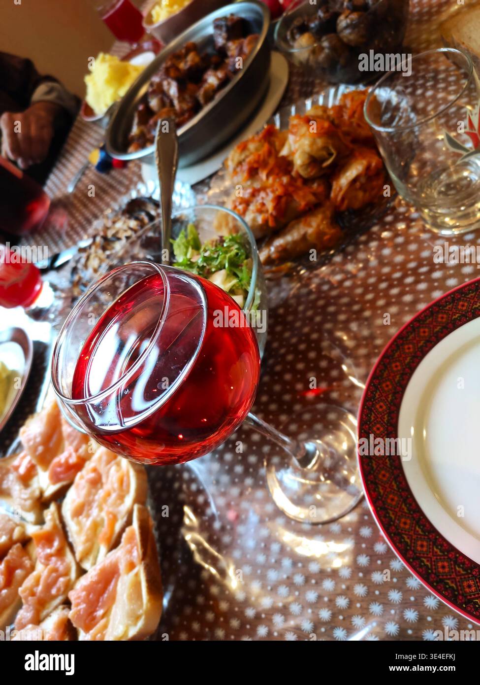 table festive avec vin dans un verre et plats traditionnels Banque D'Images
