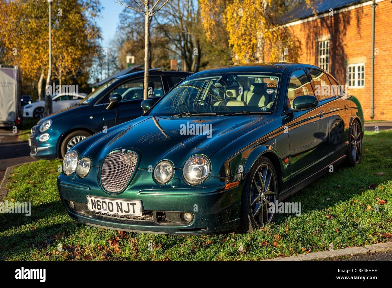 2003 Jaguar S-type R, exposée au Bicester Motion Assembly qui s'est tenu le 30 novembre 2025. Banque D'Images