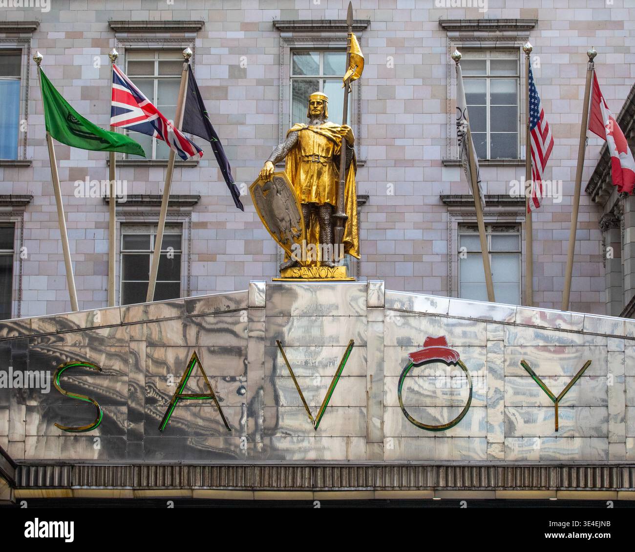 Londres, Royaume-Uni - 11 mars 2026 : chapeau de Paddington sur la lettre O de l'enseigne Savoy Hotel à Londres, Royaume-Uni, pour promouvoir Paddington la comédie musicale qui est actuelle Banque D'Images