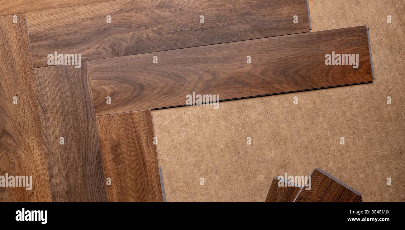 installation d'un revêtement de sol en carreaux de vinyle texturé en bois selon un motif à chevrons Banque D'Images