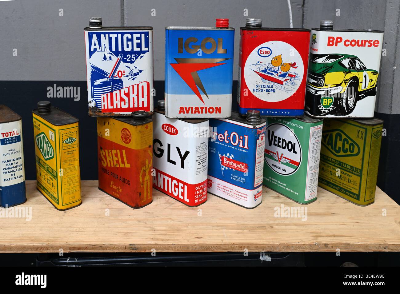Affichage de bidons d'huile moteur vintage ou de collection, de lubrifiants moteur ou de bidons d'huile moteur, y compris total Oil, Yacco et Igol Aviation Oil Banque D'Images