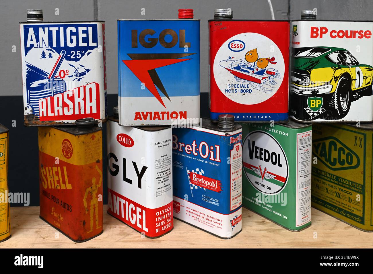 Affichage de bidons d'huile moteur vintage ou de collection, de lubrifiants moteur ou de bidons d'huile moteur, y compris total Oil, Yacco et Igol Aviation Oil Banque D'Images