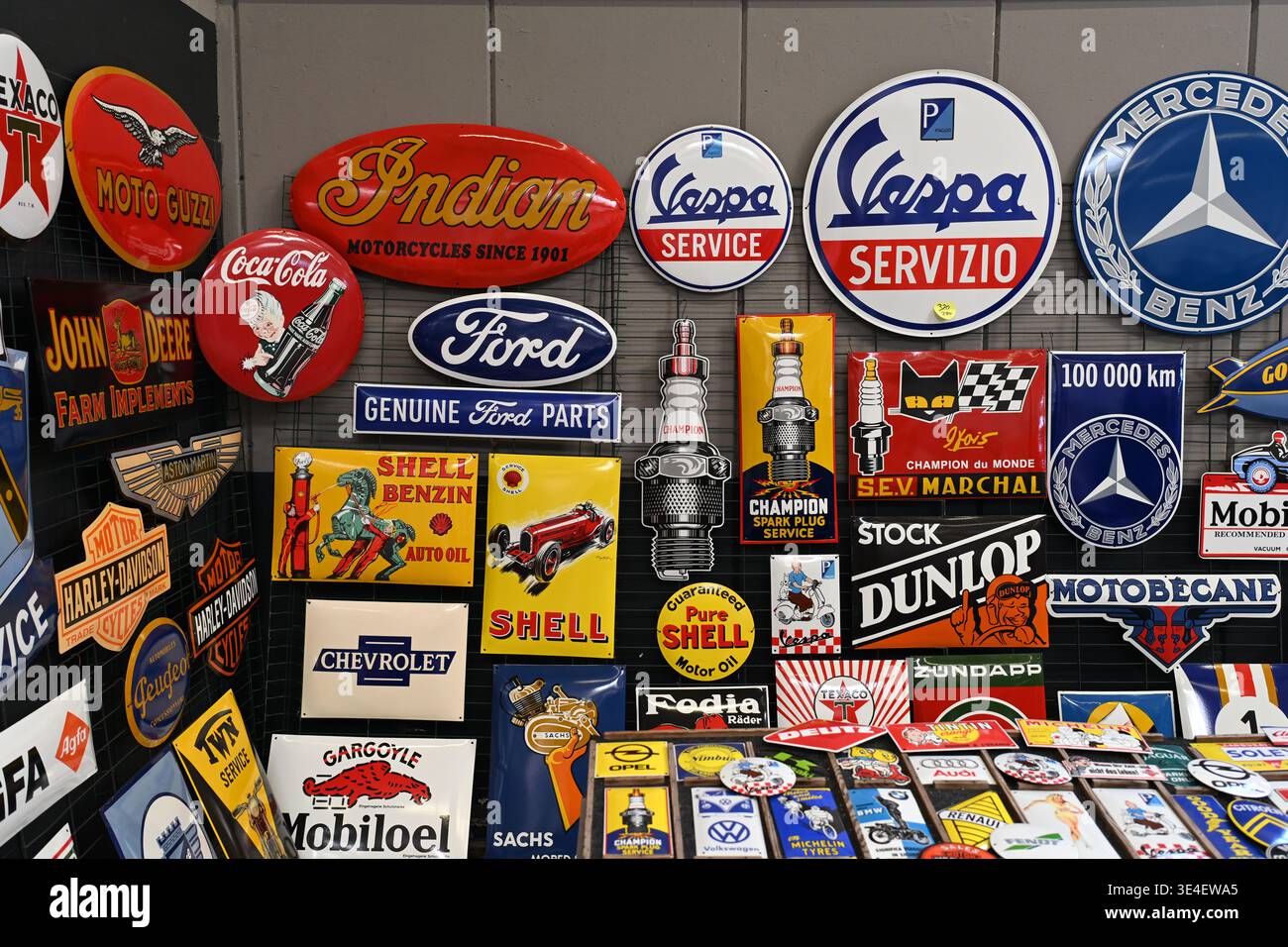 Publicités vintage affichage de plaques Adverising en métal ou plaques décoratives, y compris Shell Motor Oil, Dunlop, Sparking Plugs et publicité Vespa Banque D'Images