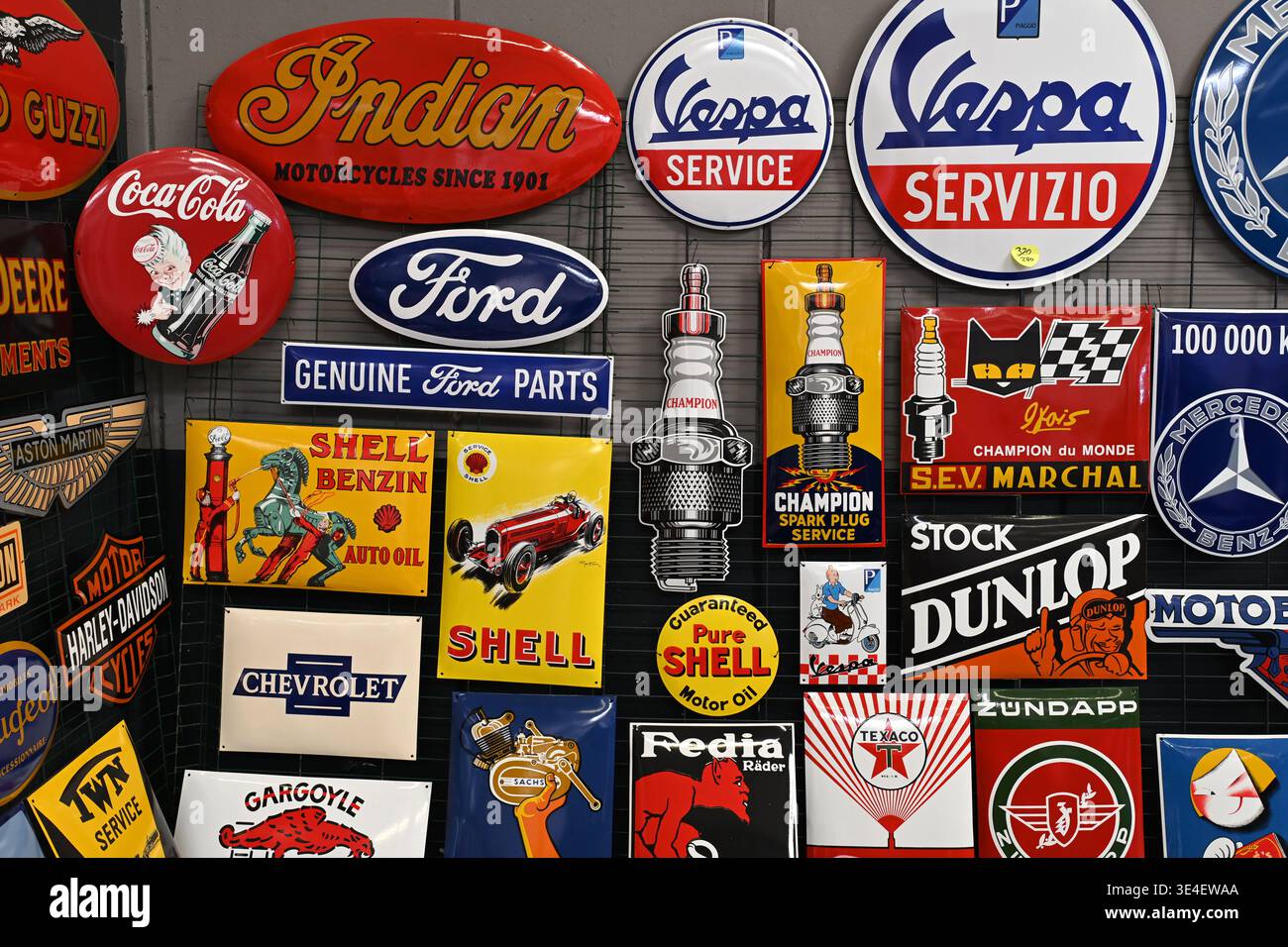 Publicités vintage affichage de plaques Adverising en métal ou plaques décoratives, y compris Shell Motor Oil, Dunlop, Sparking Plugs et publicité Vespa Banque D'Images