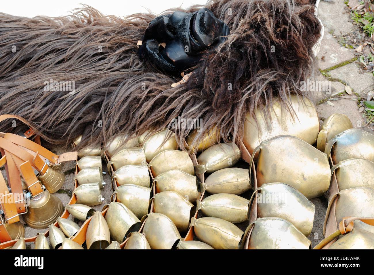 Composants de costume Mamuthone avec masque noir, peau de mouton et cloches de vache, Italie, Mamoiada, Sardaigne, Italie Banque D'Images
