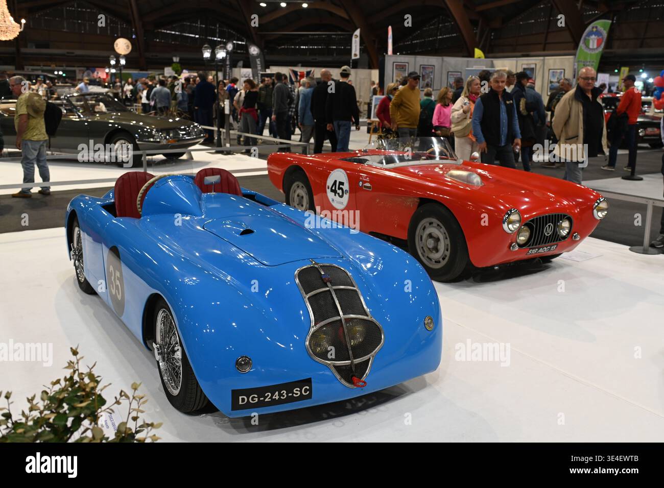 Barquette bleue Simca Fanfani 1949 exposée au salon automobile Motor passion ou au salon automobile Avignon France Banque D'Images