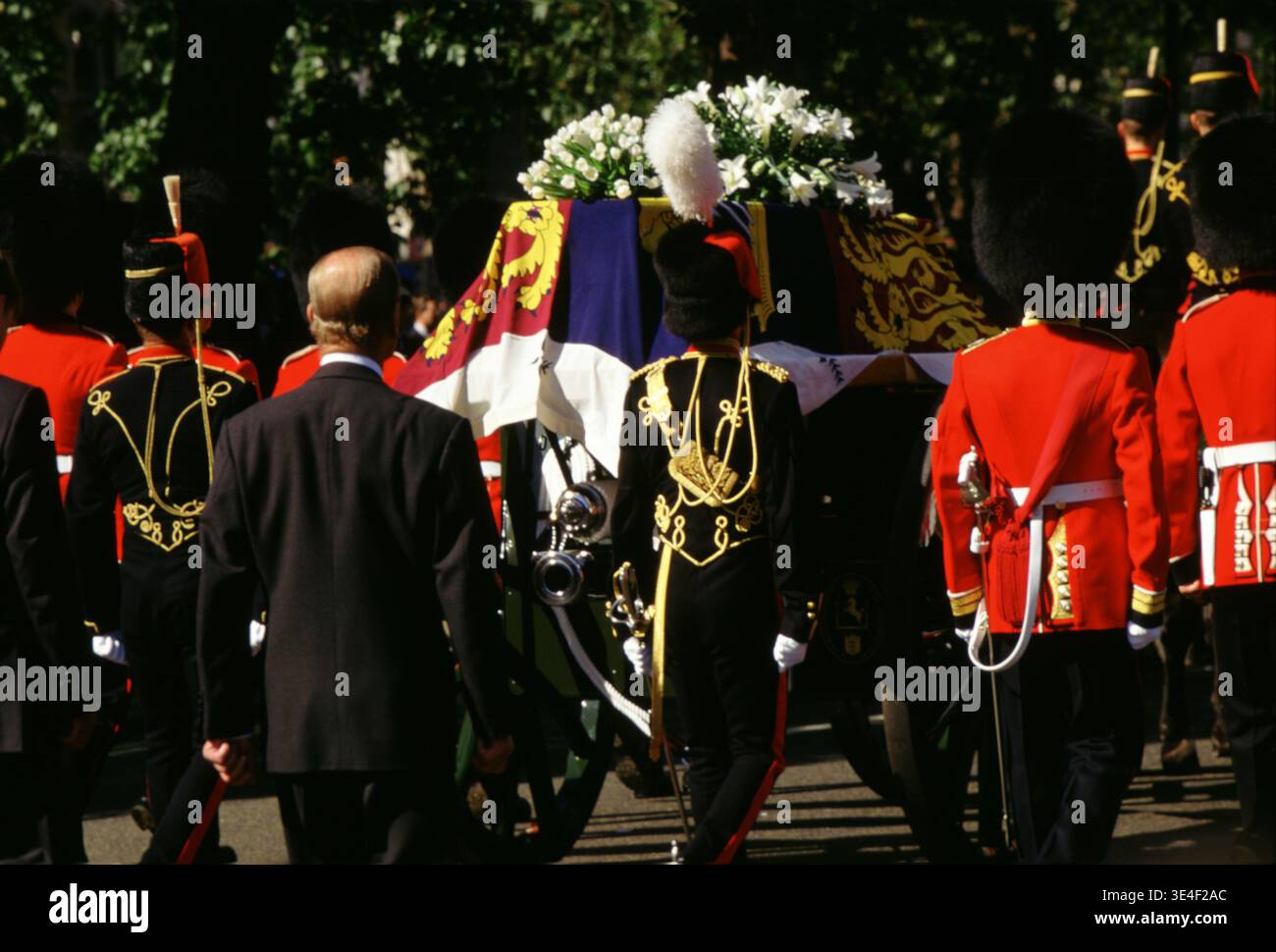 Les funérailles de la princesse Diana, 6 septembre 1997 : le prince Philip suit le cercueil de Diana allongé sur un chariot de fusil alors qu'il passe par la place du Parlement. Banque D'Images
