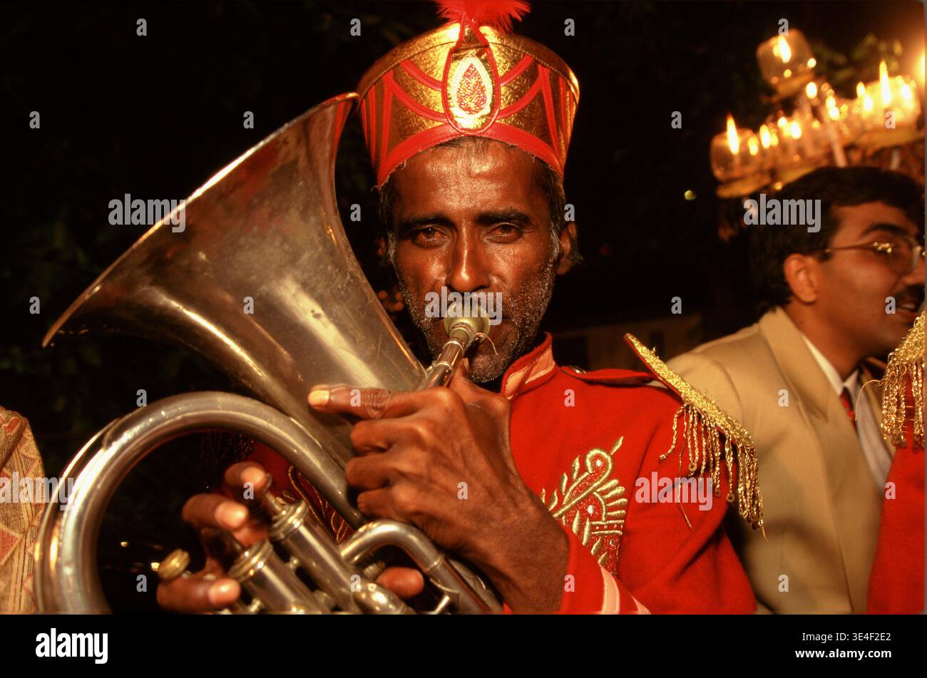 Une pièce musicale joue lors d'une procession de Diwali, Calcutta, Inde, 1998 Banque D'Images