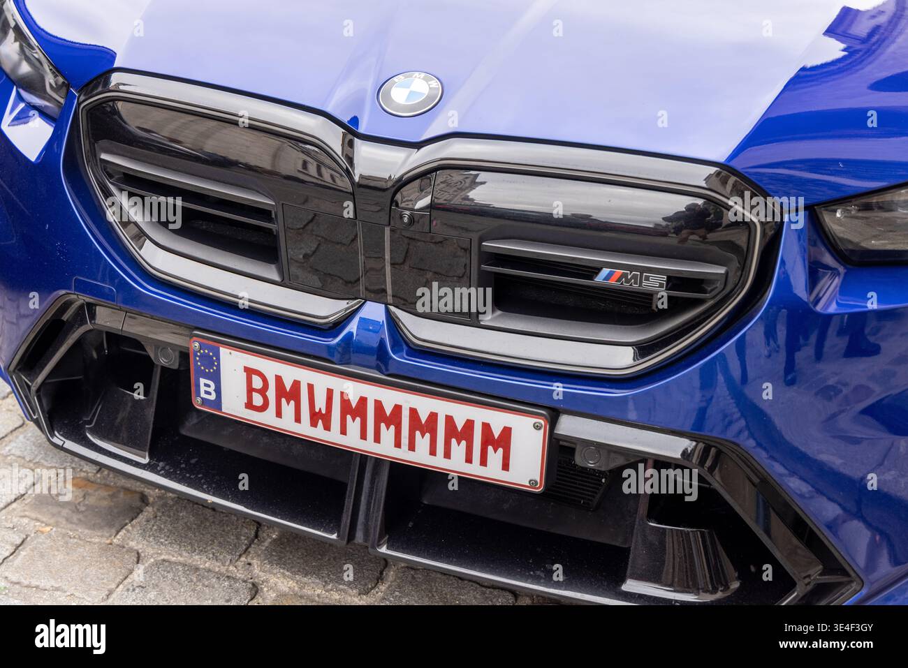Paris, France – 1er janvier 2026 : plaque d’immatriculation personnalisée sur une BMW M5, illustrant les tendances de personnalisation et la culture automobile de luxe en France Banque D'Images