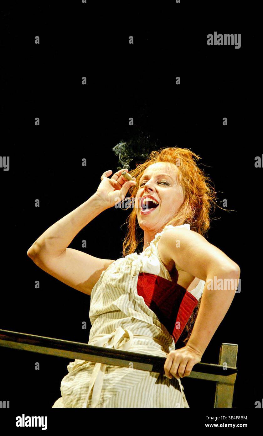 Anne Sofie von Otter (Carmen) in CARMEN at Glyndebourne Festival Opera, Glyndebourne, East Sussex, Angleterre 25/07/2002 musique : Georges Bizet livret : Henri Meilhac & Ludovic Halevy chef d'orchestre : Philippe Jordan décor : Michael Vale costumes : Sue Blane éclairage : Paule Constable combats : Nicholas Hall chorégraphie : Andrew George réalisateur : David McVicar Banque D'Images