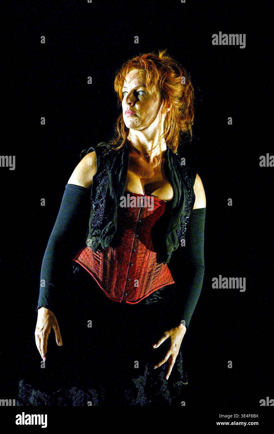 Anne Sofie von Otter (Carmen) in CARMEN at Glyndebourne Festival Opera, Glyndebourne, East Sussex, Angleterre 25/07/2002 musique : Georges Bizet livret : Henri Meilhac & Ludovic Halevy chef d'orchestre : Philippe Jordan décor : Michael Vale costumes : Sue Blane éclairage : Paule Constable combats : Nicholas Hall chorégraphie : Andrew George réalisateur : David McVicar Banque D'Images