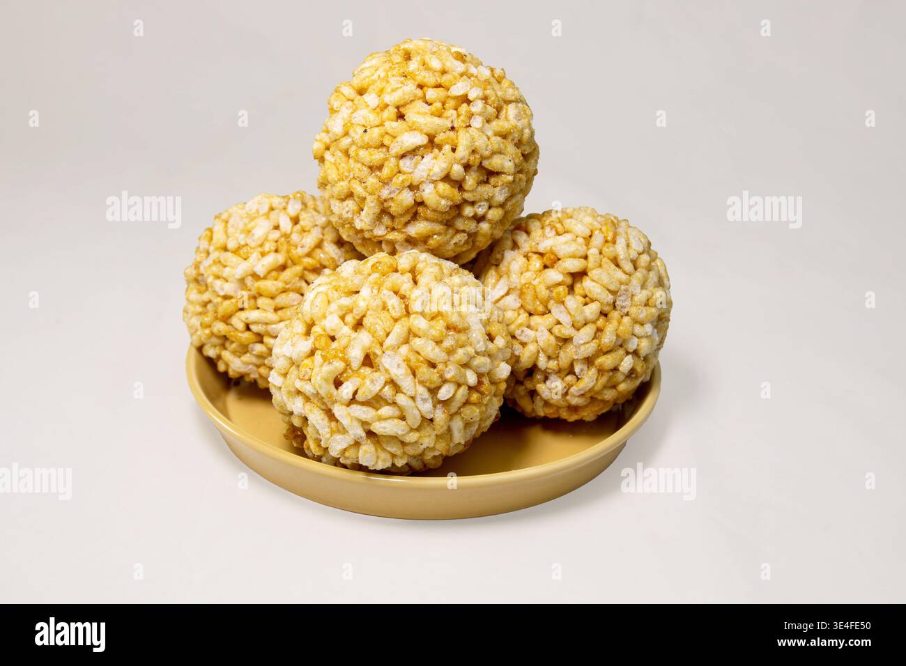 Boules de riz soufflées sucrées à vendre. Bengali Traditional Bice Balls est un bonbon fait à partir de riz soufflé mélangé avec jaggery, Murmura Laddoo, Churmura Banque D'Images