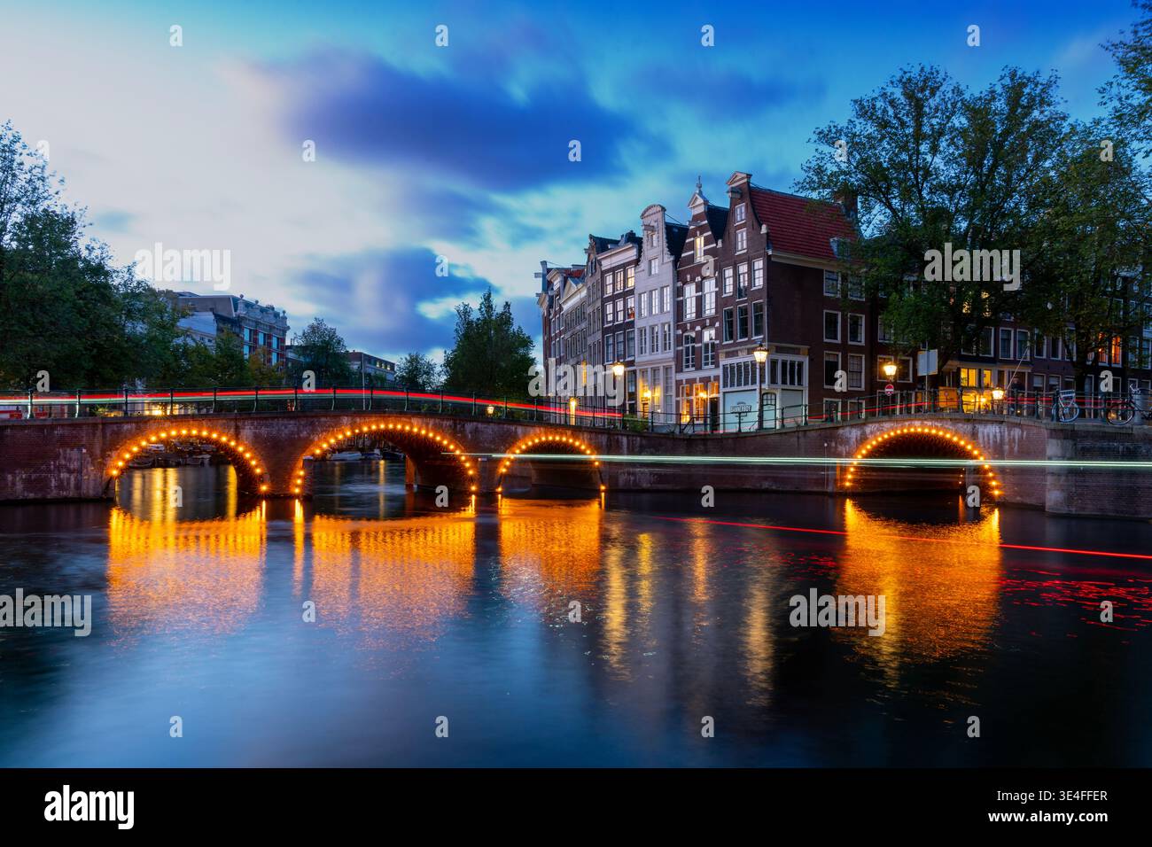 Amsterdam, pays-Bas – 18 septembre 2024 - Keizersgracht et Leidse intersection canal Dusk Reflections. L'architecture historique et les canaux avec Banque D'Images