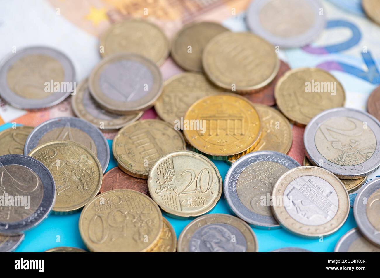 Les pièces et les billets en euros se rapprochent Banque D'Images