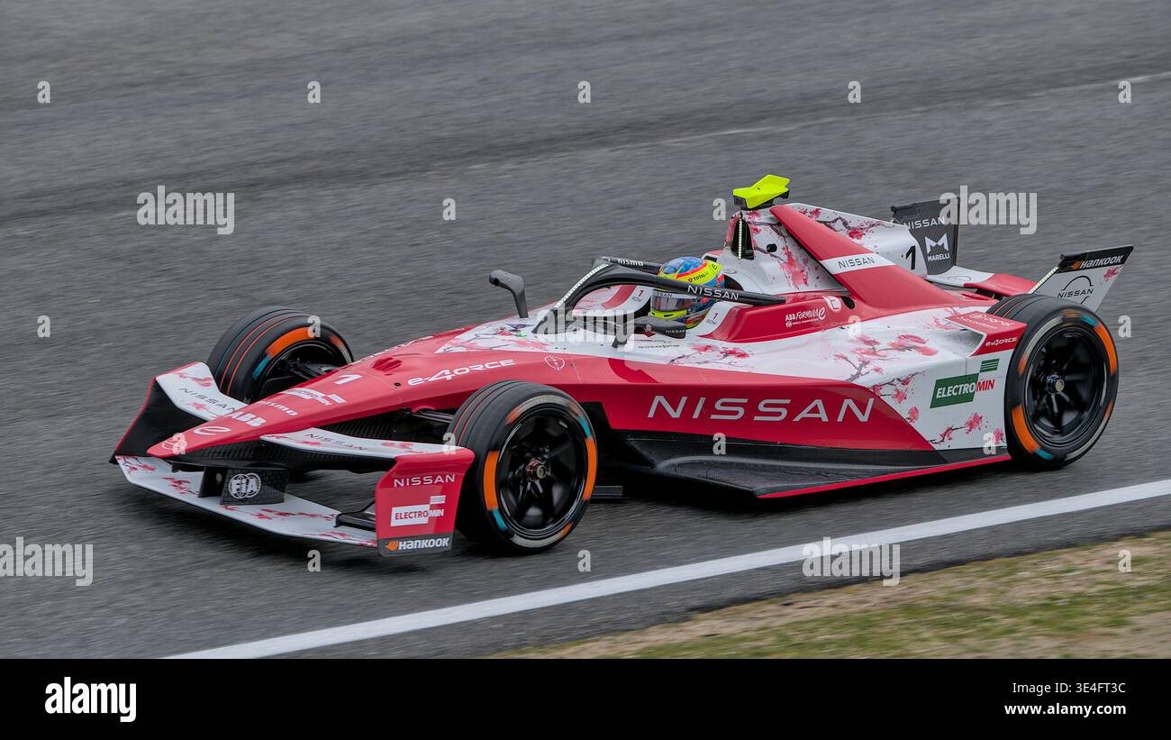 MADRID, ESPAGNE - 21 MARS 2026 : Oliver Rowland (GBR) dans le N°1 Nissan e-4ORCE 05 avec la livrée Sakura sur le stand Varzi lors de l'E-Prix de Madrid Banque D'Images