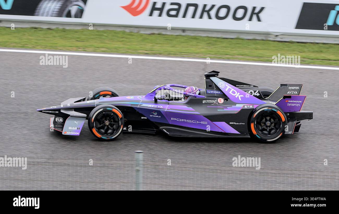 MADRID, ESPAGNE - 21 MARS 2026 : Pascal Wehrlein (GER) à bord de la Porsche 99X Electric No. 94 en direction du pont Dunlop sur le circuit de Jarama Banque D'Images