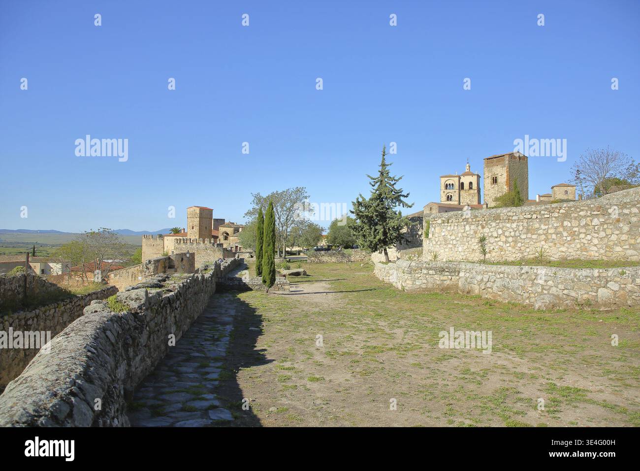 Paysage urbain avec clocher de Iglesia de Santa Maria la Mayor et Torre Campanario et Castillo, fortifications de la ville historique, château, Trujillo, Extrem Banque D'Images