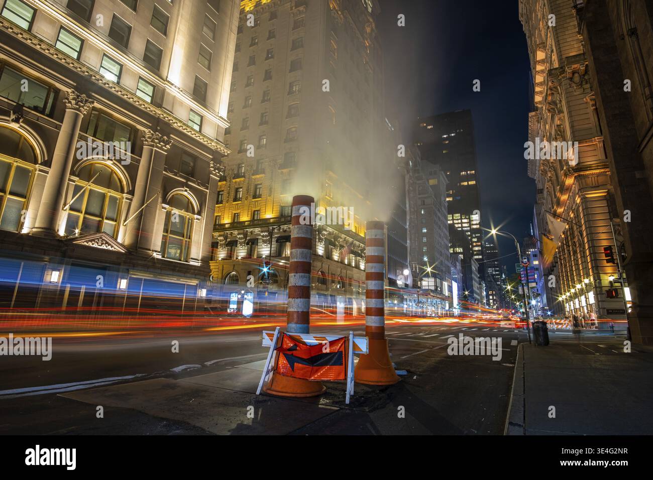 New York NY - États-Unis - 30 juillet 2019: Cinquième Avenue la nuit avec sentier léger à New York City Banque D'Images