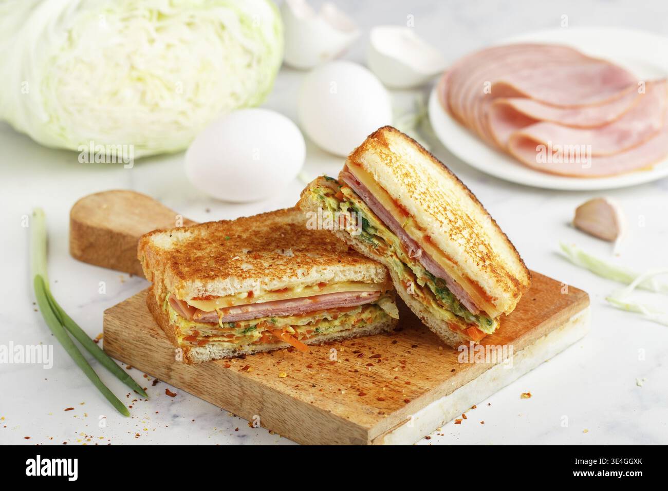 Nourriture, sandwich coréen à base de pain, œufs, chou, oignons, carottes, avec ketchup, mayonnaise, sucre et fromage. Gros plan sur Gilgeori Street Toast. Sel Banque D'Images