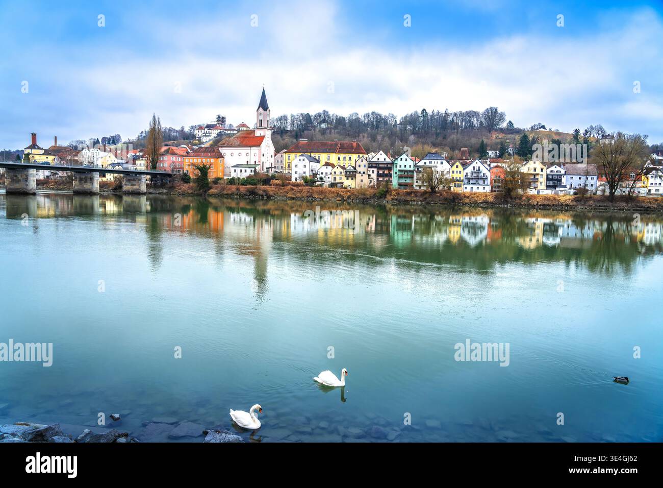 Passau, Allemagne. Front de mer de rivière Inn de la vieille ville de Passau, région de Bavière en Allemagne Banque D'Images