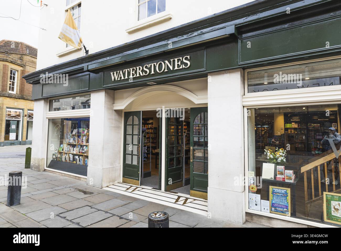 Vue au niveau de la rue d'une librairie Waterstones avec des panneaux verts et des livres dans la fenêtre. Salisbury, Royaume-Uni, 5 juillet 2024 Banque D'Images