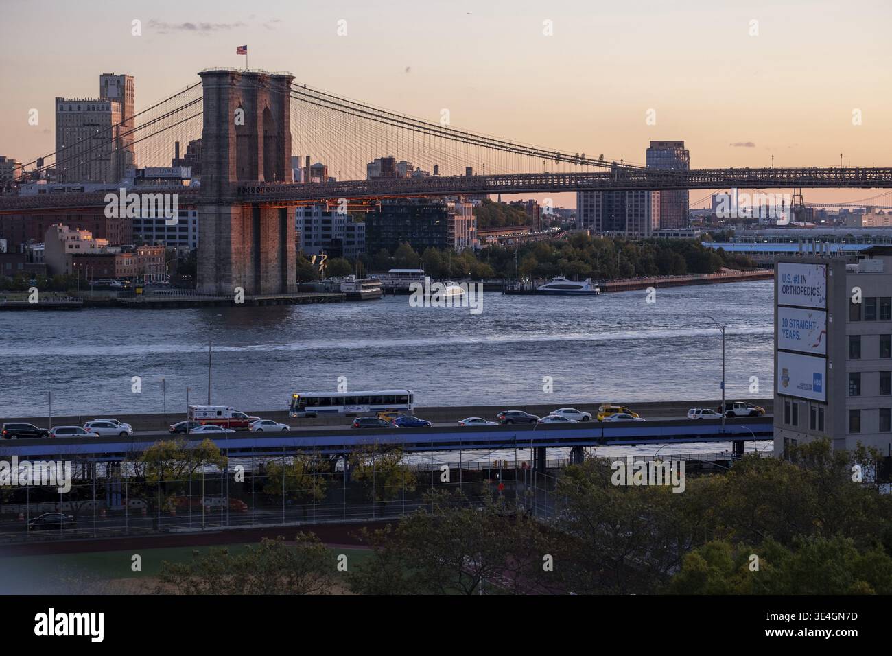 New York City - États-Unis - 18 octobre 2019 : lumière chaude du coucher du soleil sur le pont de Brooklyn vue depuis le pont de Manhattan Banque D'Images