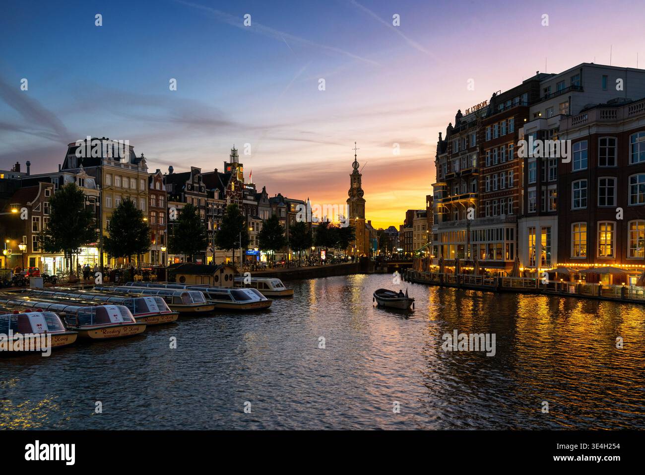Amsterdam, pays-Bas – 17 septembre 2024 Amstel River Sunset Historic Munttoren Tower Amsterdam. La tour historique Munttoren sur la rivière Amstel a Banque D'Images