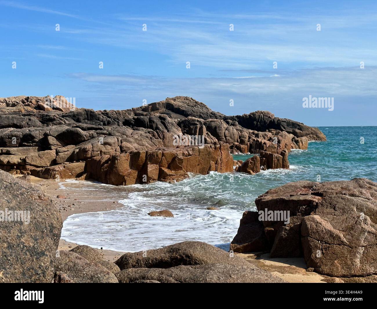 Vagues océaniques s'écrasant sur une côte rocheuse de Corbiere point, St Brelade, Jersey, juillet 2023 Banque D'Images