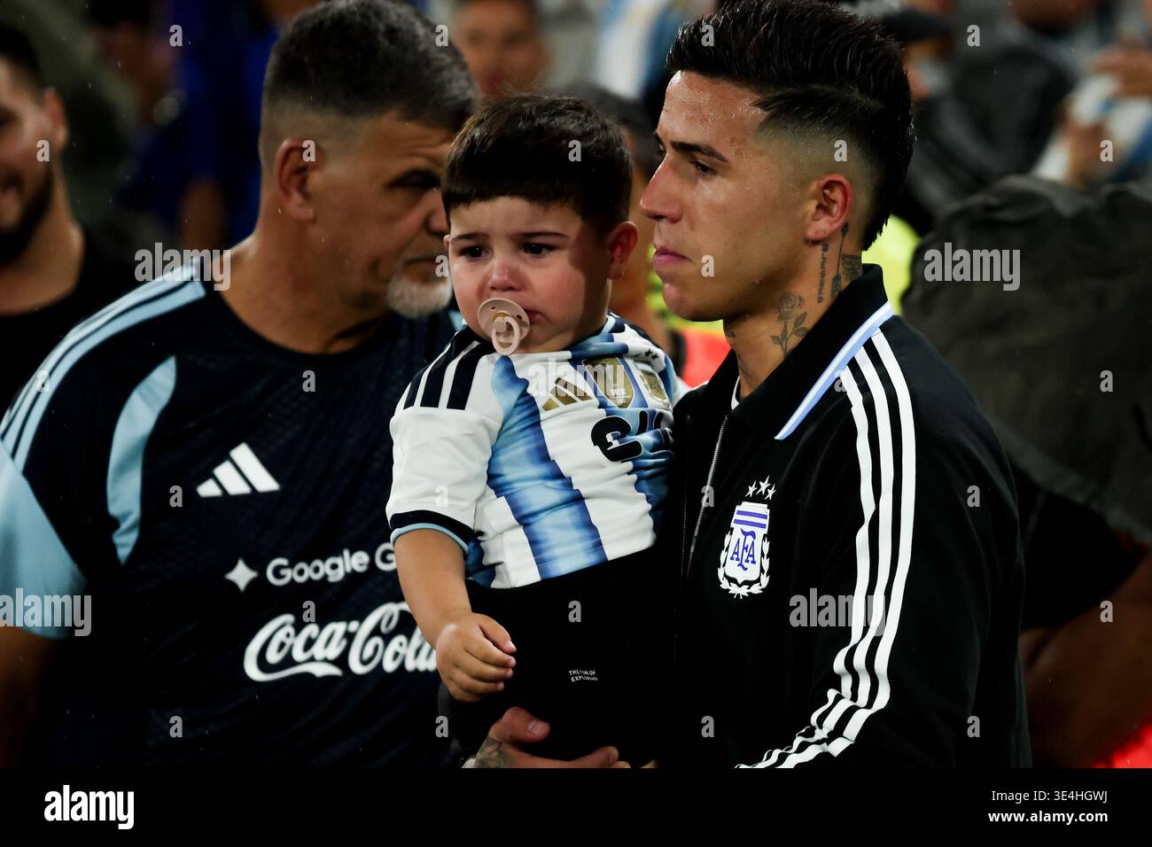 LÉGENDE : Buenos Aires, Argentine – 27 mars 2026 : le joueur argentin Enzo Fernández entre sur le terrain avant le début du match entre l'Argentine et la Mauritanie à la Bombonera. L'équipe Argentine affronte la Mauritanie au stade Alberto J. Armando (la Bombonera). Dans le coup d'envoi de leur série amicale avant les prochains défis internationaux, l'Albiceleste cherche à affiner sa performance devant une foule extatique. Crédit : /Alamy Live News Banque D'Images