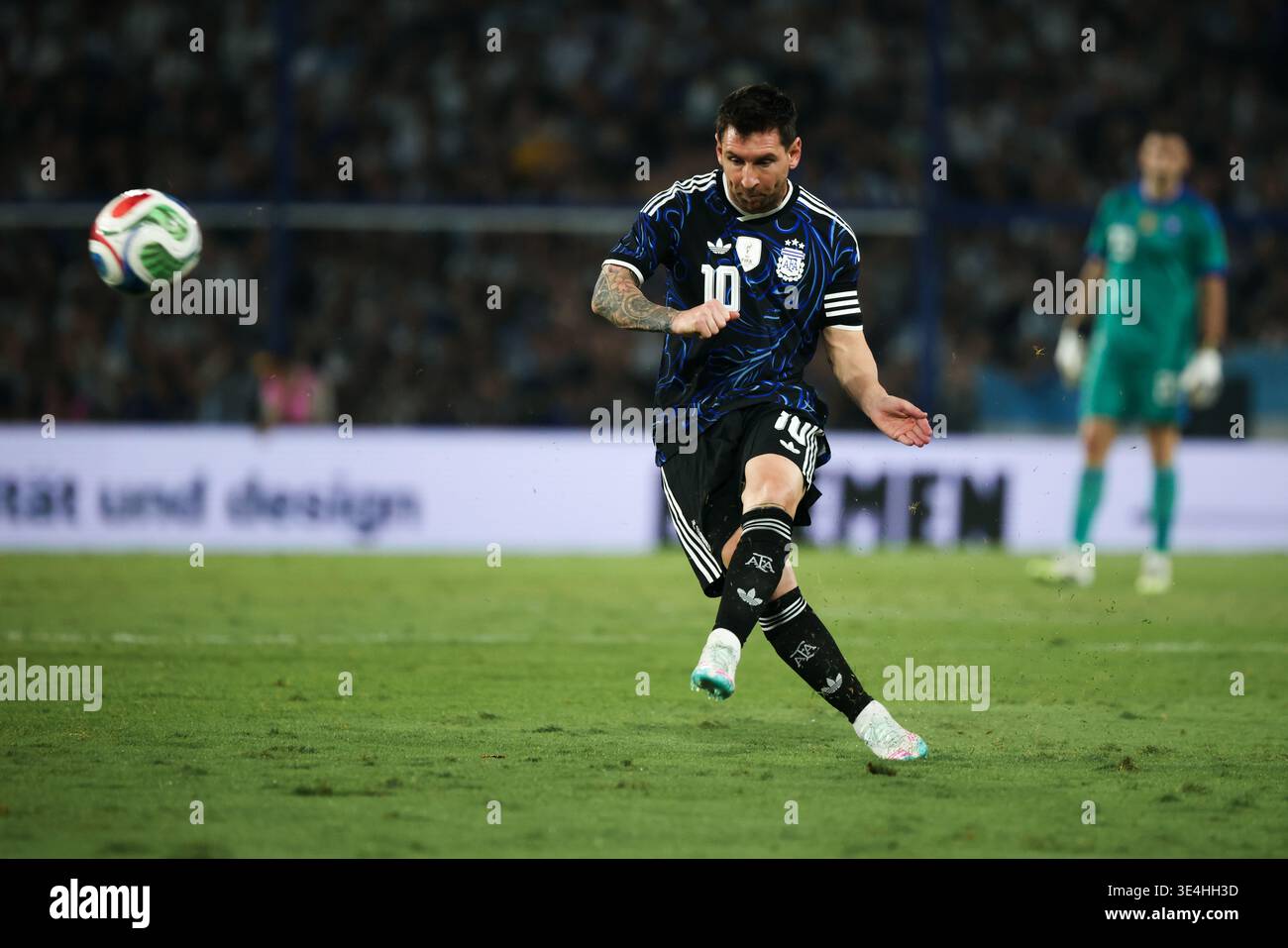 LÉGENDE : Buenos Aires, Argentine – 27 mars 2026 : L'équipe nationale Argentine affronte la Mauritanie au stade Alberto J. Armando (la Bombonera). Dans le coup d'envoi de leur série amicale avant les prochains défis internationaux, l'Albiceleste cherche à affiner sa performance devant une foule extatique. Crédit : /Alamy Live News Banque D'Images