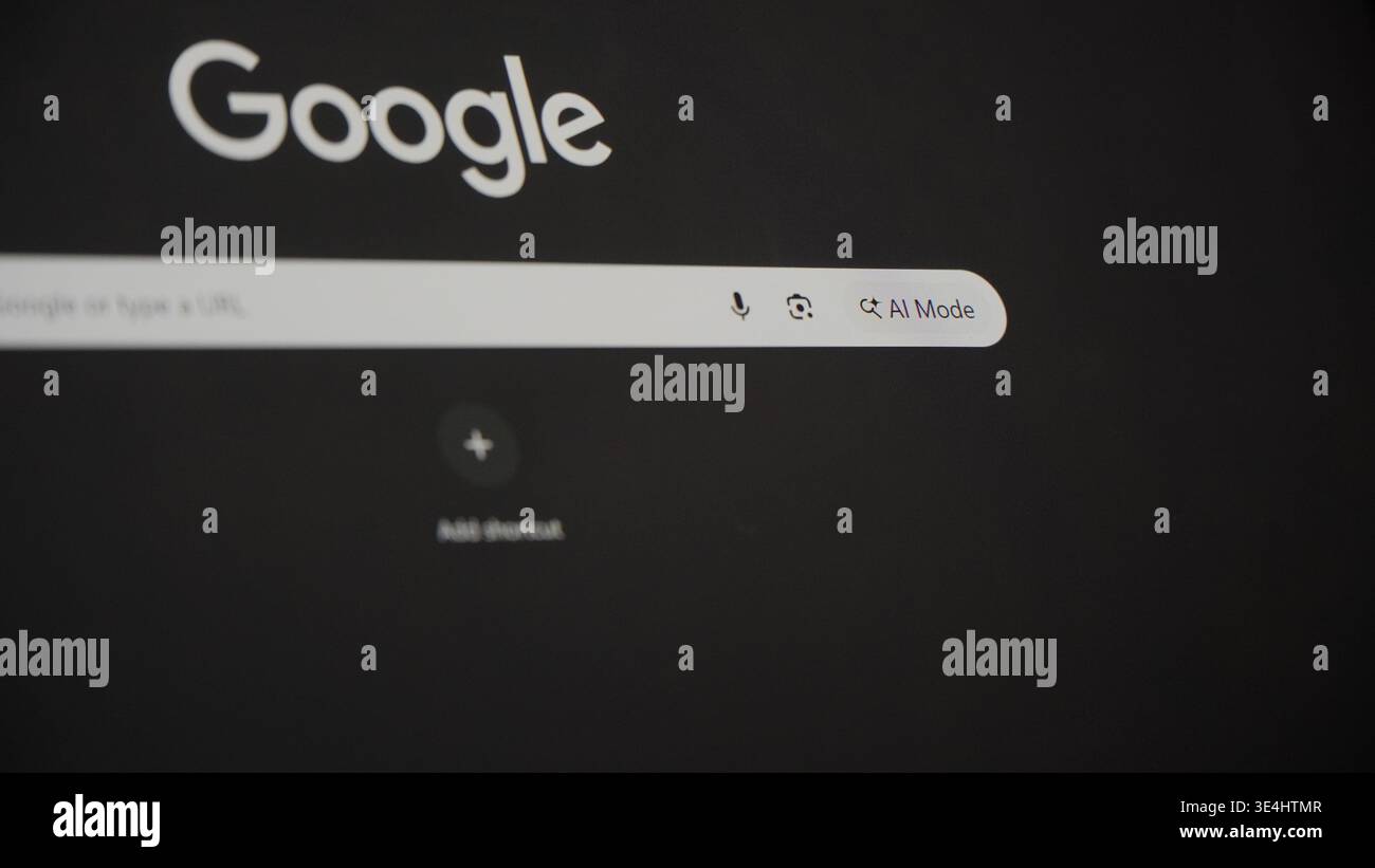 7 mars 2026, Magelang, Indonésie, barre de recherche Google sur écran sombre avec le mode ai activé Banque D'Images
