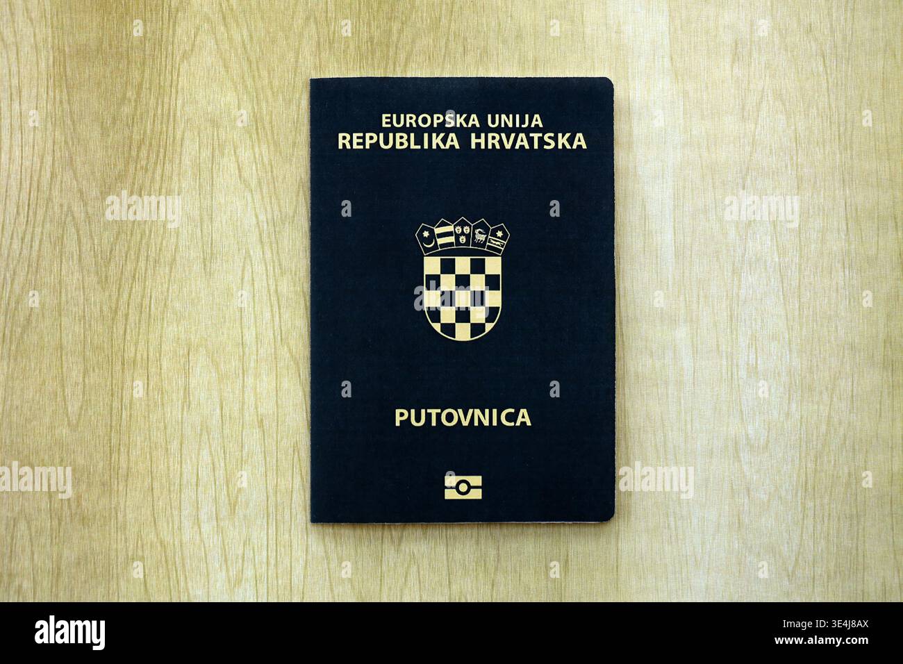 Passeport croate sur la table de près. Carnet officiel de documents d'identité pour les citoyens de Croatie. Concept de voyage et de tourisme en Croatie Banque D'Images