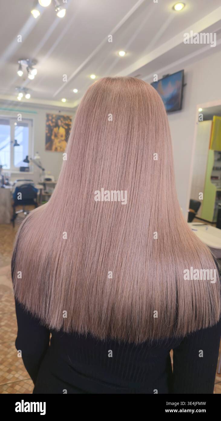 Cheveux blonds. Procédé de coloration et de séchage des cheveux dans un salon de beauté. Longueur moyenne. Coiffure et coiffure. Banque D'Images
