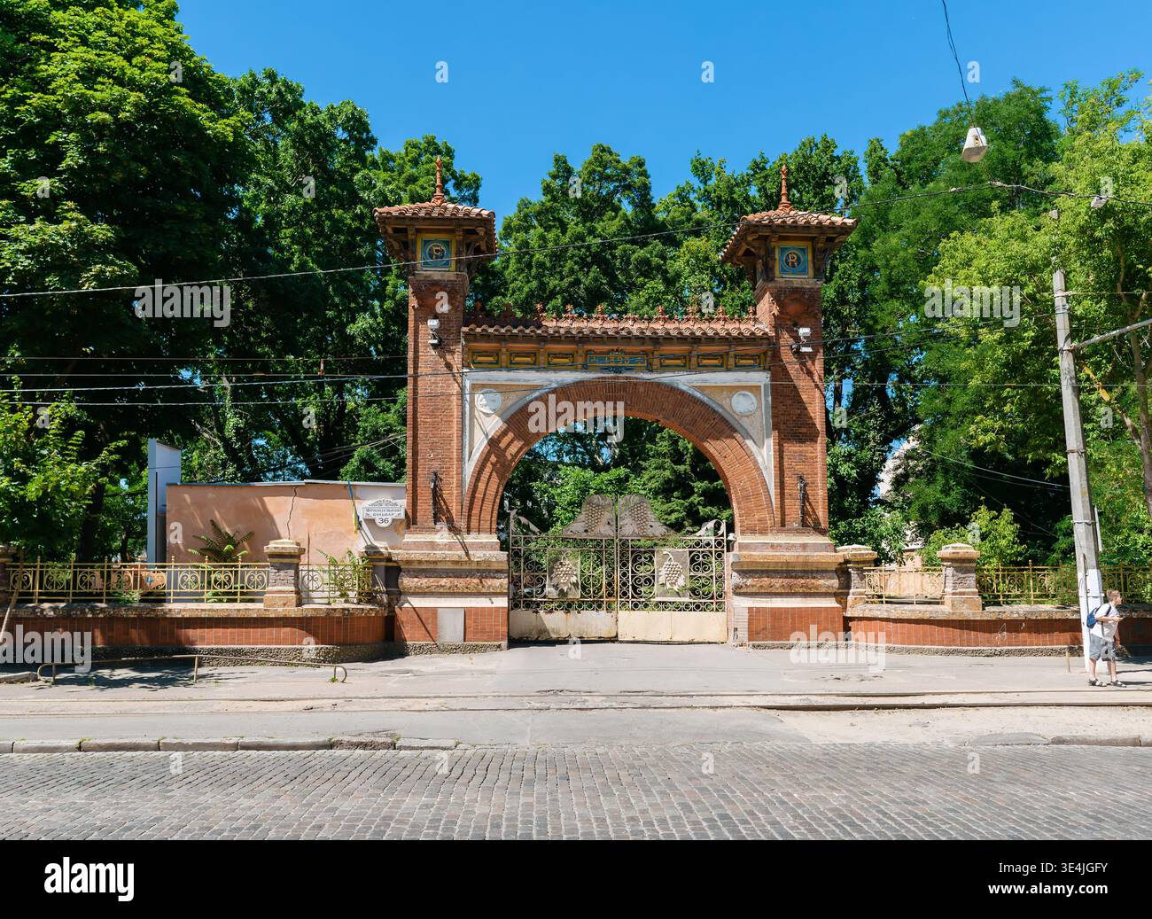 Odessa, Ukraine - 11 juillet 2025 : arche d'entrée monumentale en briques rouges de l'historique Odessa Sparkling Wines Factory avec deux tours latérales Banque D'Images