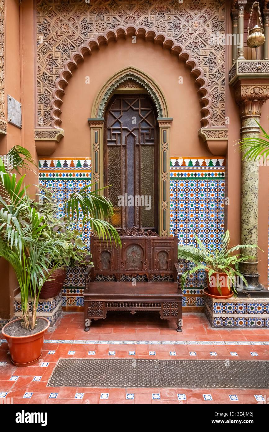 Fenêtre néo-mauresque complexe et mur carrelé à Casa do Alentejo Banque D'Images