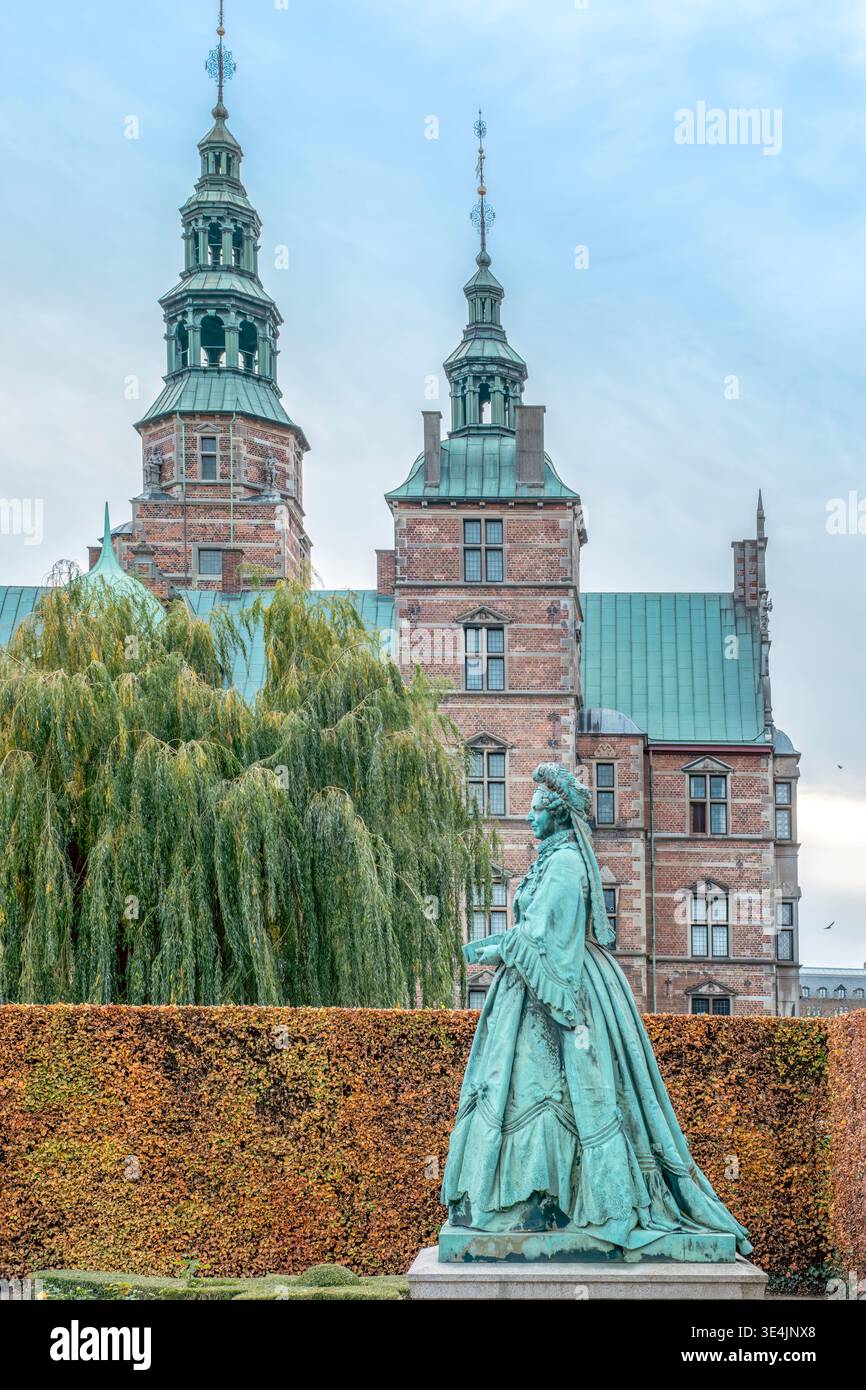 Château de Rosenborg avec statue de la reine douairière Caroline Amalie dans les jardins Banque D'Images