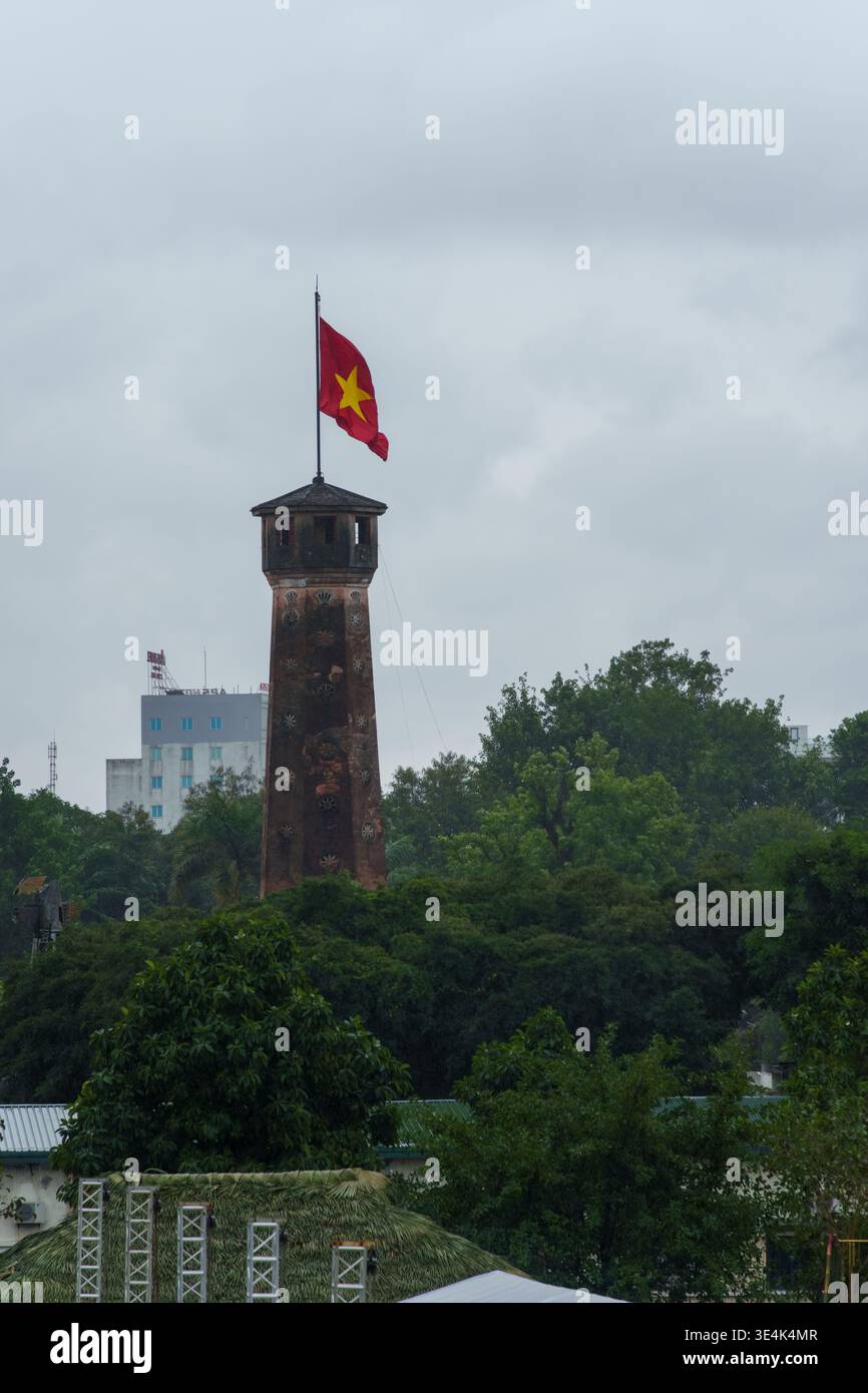 Hanoi, Vietnam – 22 janvier 2024 : le drapeau national vietnamien flotte au-dessus de la tour du drapeau de Hanoi un jour couvert. Banque D'Images