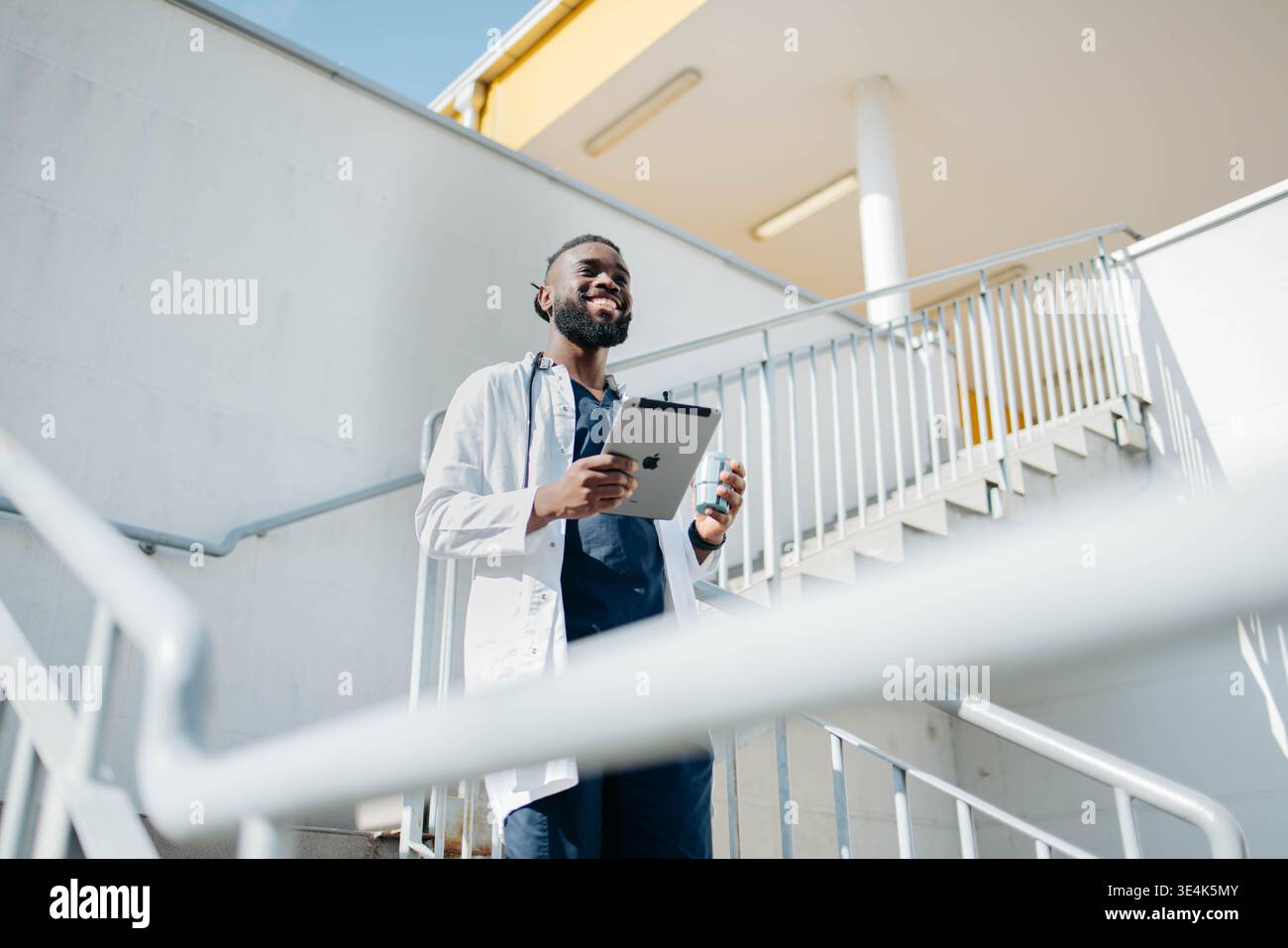 Travailleur médical en pause avec un téléphone Banque D'Images