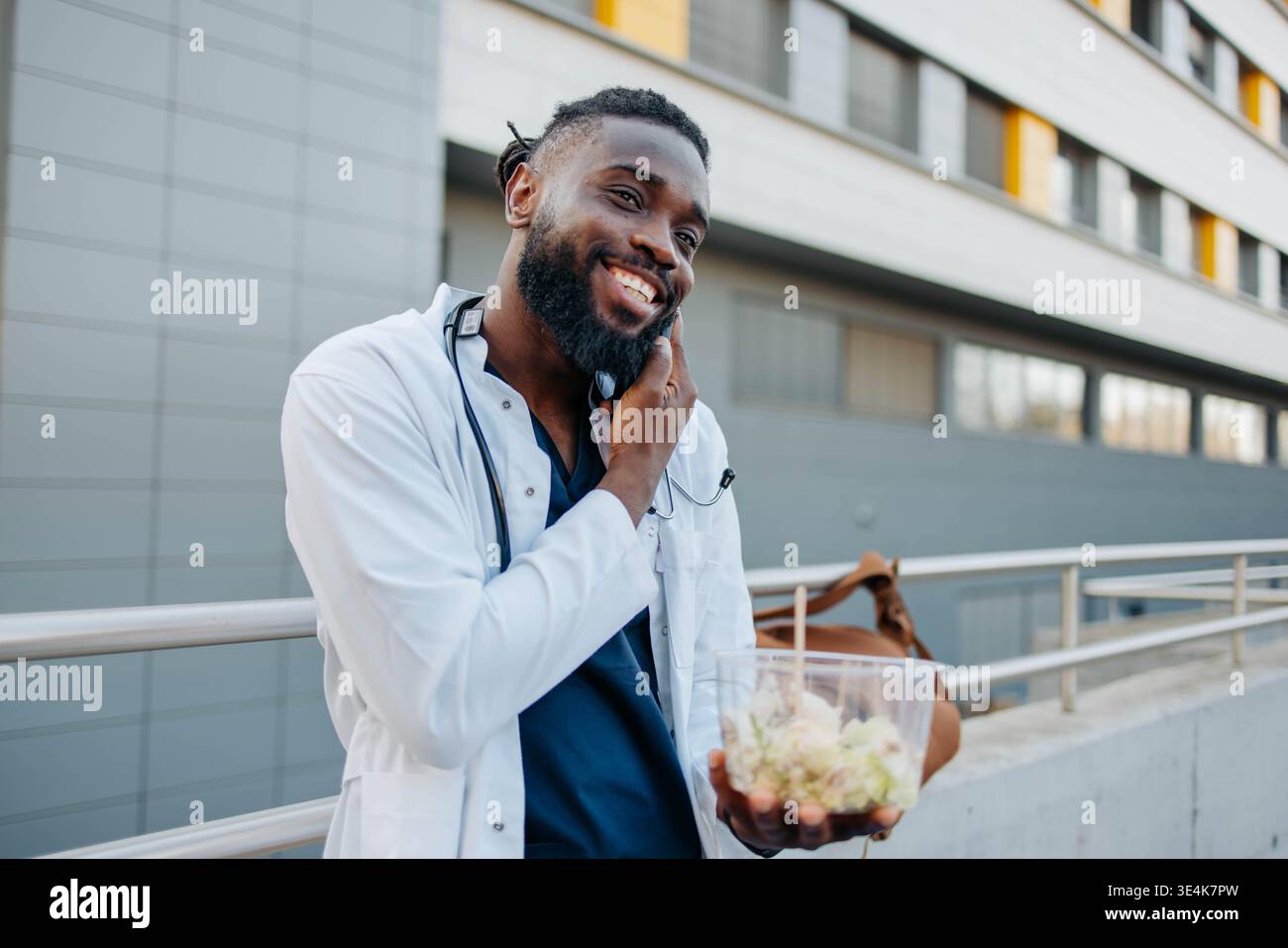 Travailleur de santé masculin sur une pause déjeuner Banque D'Images