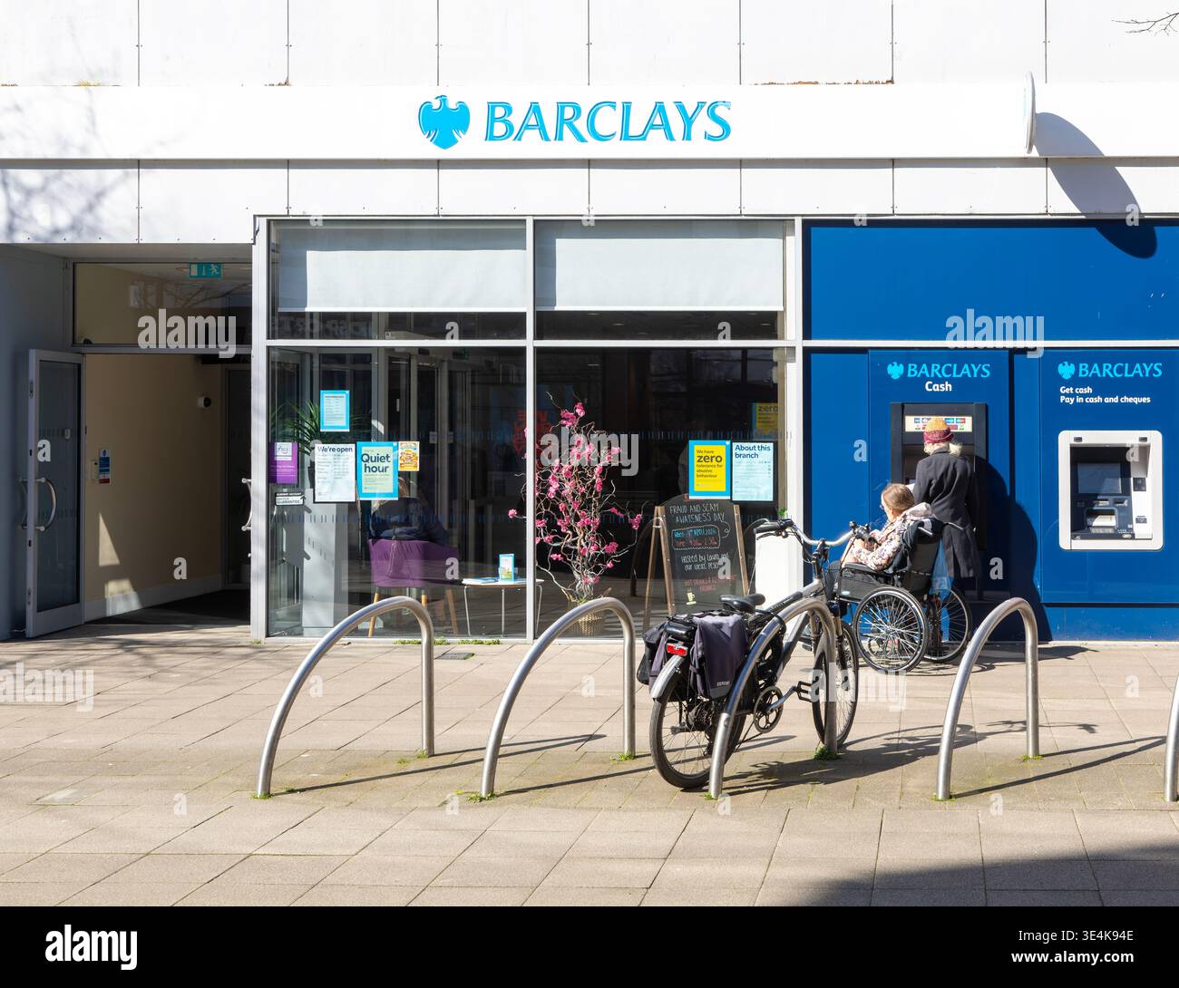 Les personnes utilisant un distributeur automatique de billets à la succursale de Barclays Bank, Lowestoft centre-ville, Suffolk, Angleterre, Royaume-Uni Banque D'Images