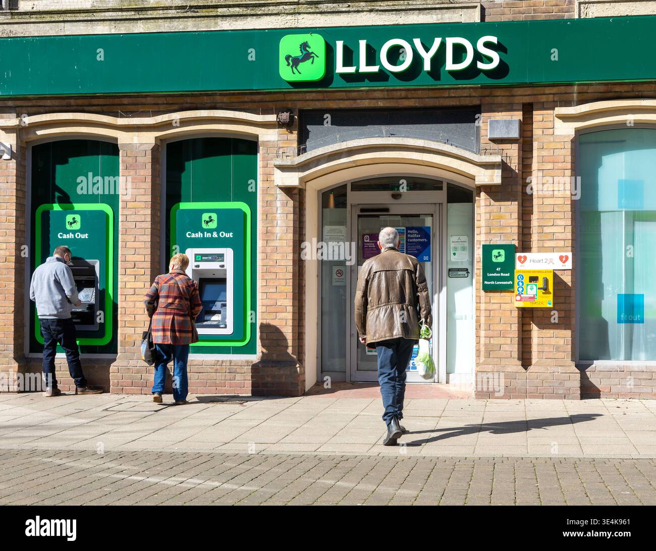 Les personnes utilisant un distributeur automatique de billets à la succursale de la banque Lloyds, centre-ville de Lowestoft, Suffolk, Angleterre, Royaume-Uni Banque D'Images