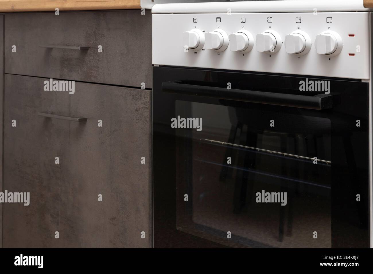 Appareils électroménagers dans la cuisine d'un appartement, un poêle pour cuisiner Banque D'Images