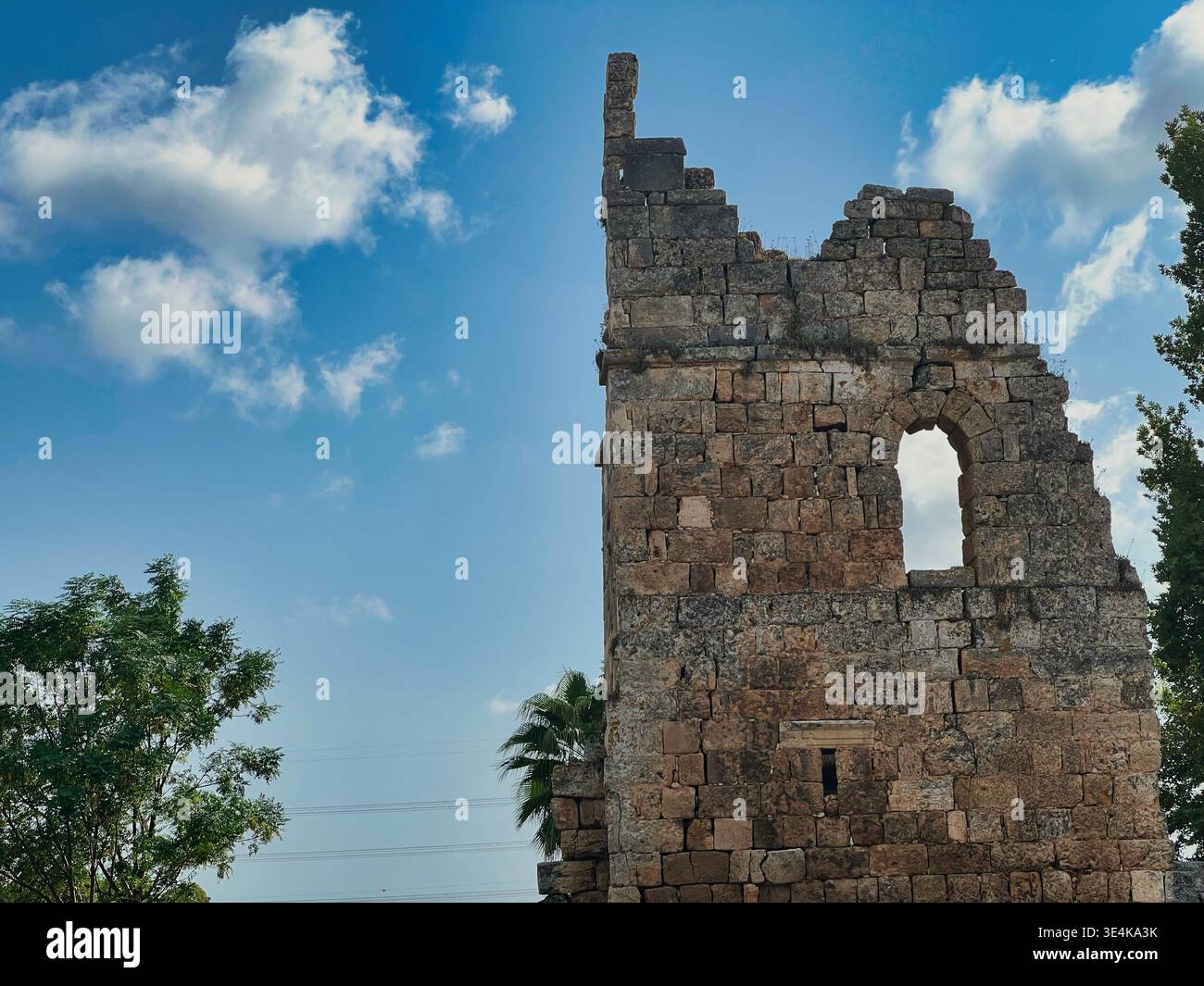 Un plan large montrant l'impressionnante maçonnerie en pierre d'une ancienne structure, probablement partie d'un stade ou d'une porte de ville. Plusieurs grands calcaires altérés Banque D'Images