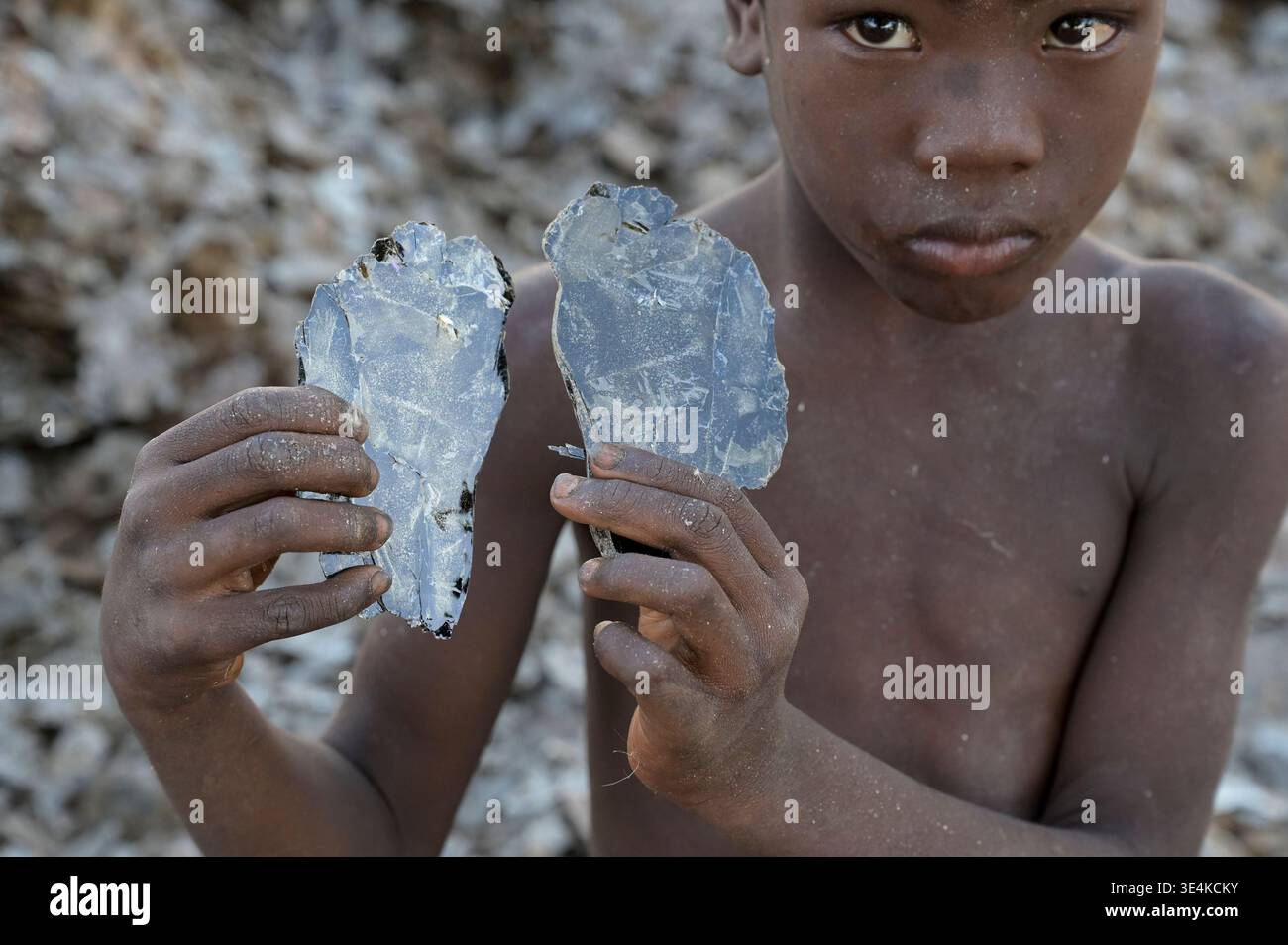 MADAGASCAR, côte sud-ouest, ville de Toliara , mine de mica , dépôt pour la transformation du mica pour l'exportation vers la Chine / MADAGASKAR, Südwestküste, Stadt Toliara, franz. Tulear, mica Depot in Andranomena, Verarbeitung von Glimmerstein aus dem Bergbau zur Verschiffung nach China, der Rohstoff mica bringt Kosmetikprodukte und Autolacke zum Glänzen Banque D'Images