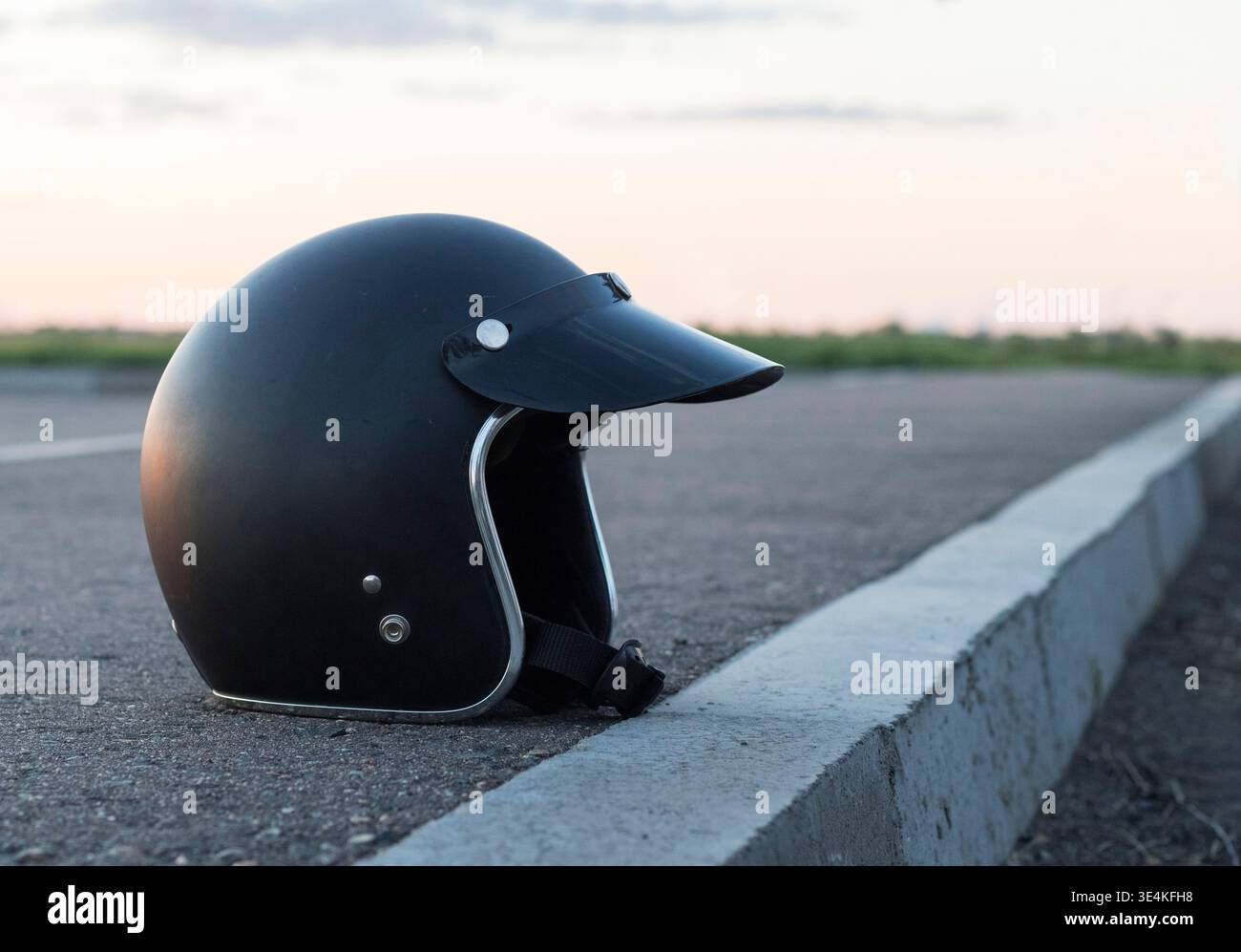 Casque noir pour la protection de la tête et la conduite de moto sur l'asphalte Banque D'Images