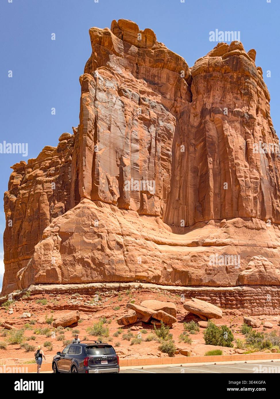 Moab, Utah, États-Unis - 25 mai 2025 : des gens se sont arrêtés dans un parking pour voir une formation rocheuse de grès spectaculaire dans le parc national des Arches à Moab, Utah - Image de stock capturée avec un smartphone