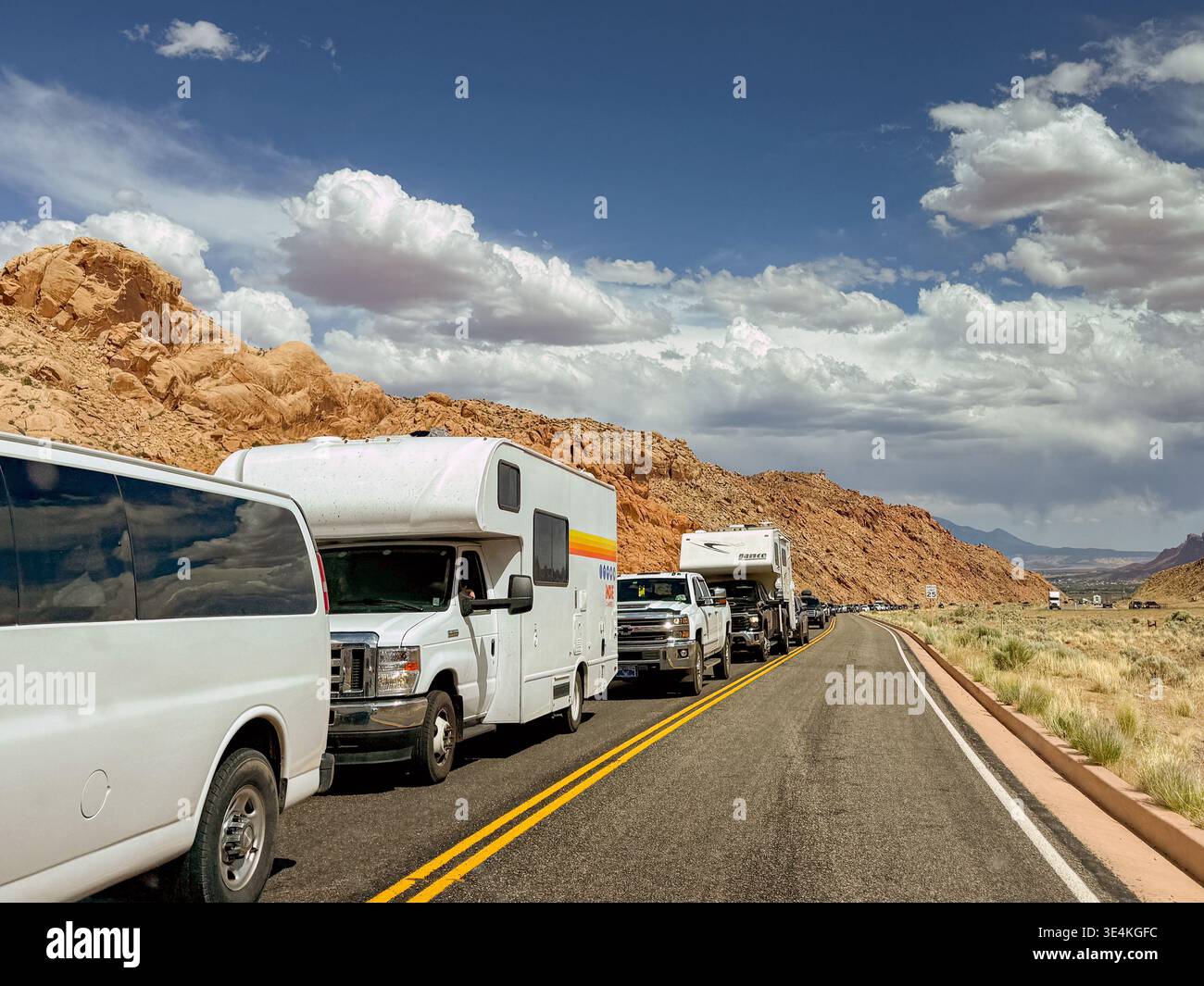Moab, Utah, États-Unis - 25 mai 2025 : voitures et camping-cars faisant la queue pour entrer dans le parc national des Arches. - Image de stock capturée avec un smartphone