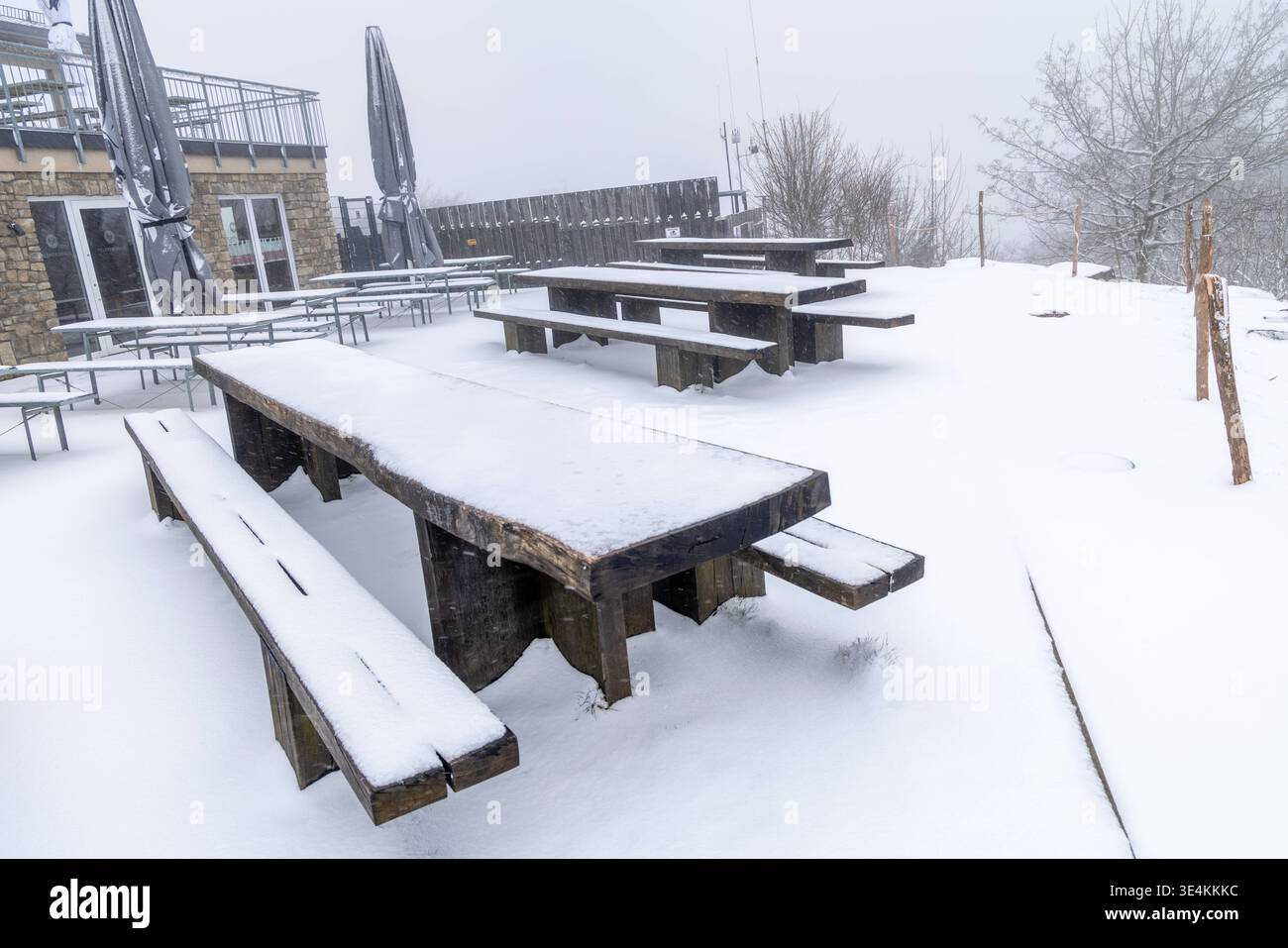 Schneefall am Großen Feldberg in den Höhenlagen des Taunus rund um den Großen Feldberg sind am heutigen Samstag einige Zentimeter Schnee gefallen. Die Wetterstation Feldberg/Taunus meldete am Nachmittag eine Schneehöhe von 5cm., Schmitten Hessen Deutschland *** chute de neige sur le Großer Feldberg quelques centimètres de neige sont tombés dans les hautes altitudes du Taunus autour du Großer Feldberg ce samedi la station météorologique Feldberg Taunus a signalé une profondeur de neige de 5 cm dans l'après-midi , Schmitten Hessen Allemagne Banque D'Images