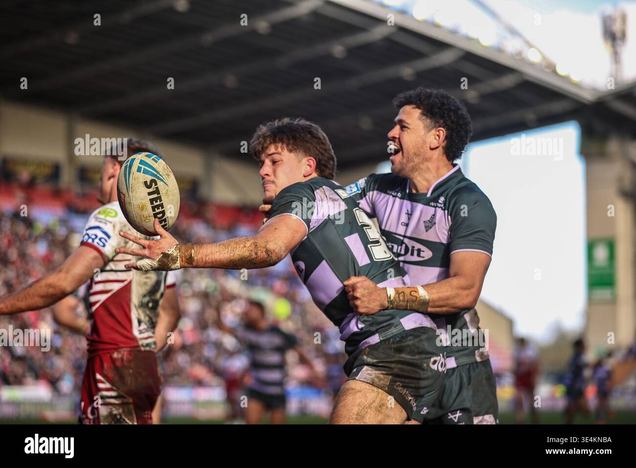 Jacob Douglas et Jacob Gagai célèbrent un essai lors du match de Betfred Super League entre Warriors et Huddersfield Giants au stade DW, Wigan, le samedi 28 mars 2026. (Photo : Simon Hall | mi News) crédit : MI News & Sport /Alamy Live News Banque D'Images