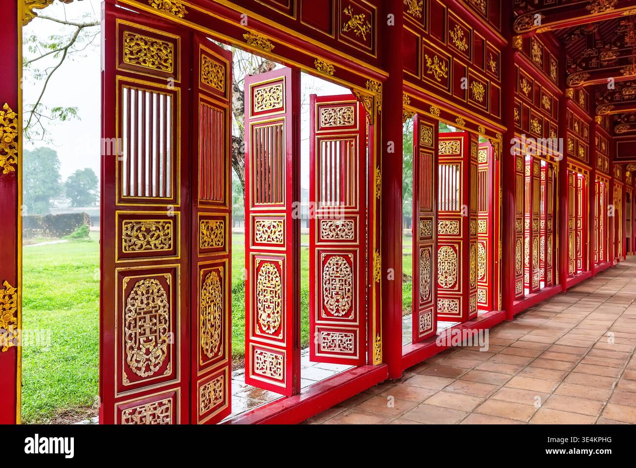 Portes traditionnelles en bois rouge et or à l'intérieur de la Cité pourpre interdite dans la ville impériale de Hué, Vietnam. Architecture royale historique des Nguyen Banque D'Images